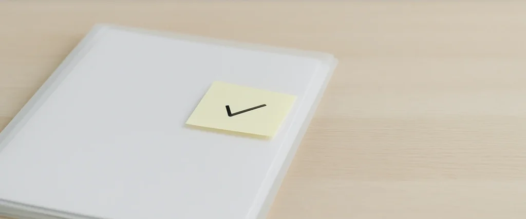 必要書類をまとめたクリアファイルとチェック付箋の写真